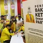 Ketum Golkar Airlangga Hartarto mendaftarkan diri sebagai calon ketua umum Golkar di DPP Partai Golkar, Jakarta, Senin (2/12/2019). Partai Golkar akan melaksanakan Musyawarah Nasional pada 3 Desember 2019 dengan salah satu agendanya pemilihan ketua umum periode 2019-2024. (Liputan6.com/Johan Tallo)