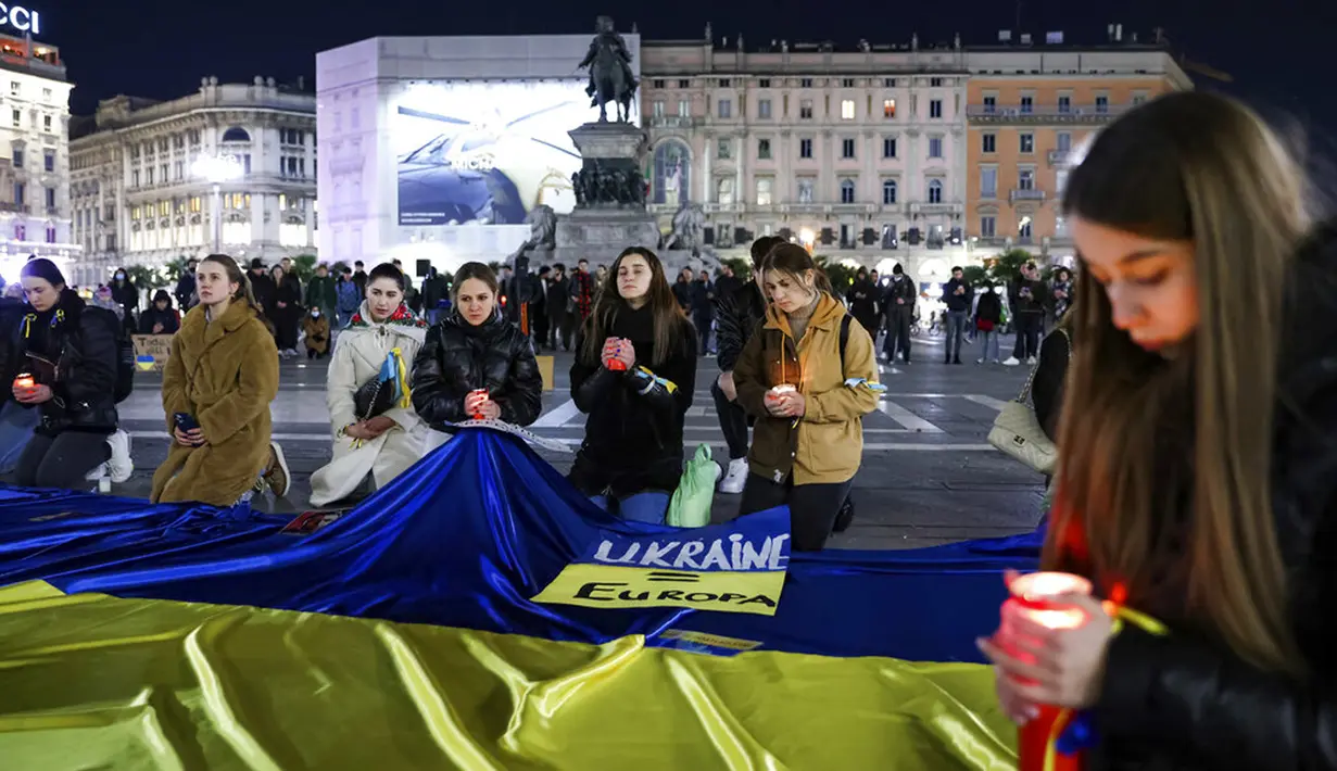 Orang-orang menghadiri demonstrasi menentang invasi Rusia ke Ukraina di Piazza Duomo, Milan, Italia, 1 Maret 2022. (Alessandro Bremec/LaPresse via AP)