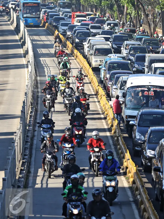 20160418-Aturan Ketat,Pemotor Masih Nekat Terobos Jalur Busway