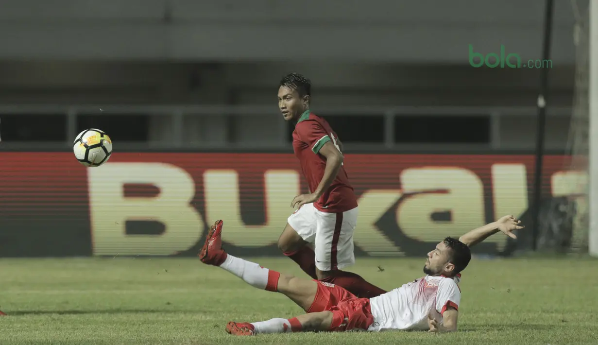 Pemain Timnas Indonesia U-23, Hargianto (kiri) melewati adangan pemain Bahrain pada laga PSSI Anniversary Cu 2018 di Stadion Pakansari, Bogor, (26/4/2018). Bahrain unggul sementara 1-0. (Bola.com/Muhammad Iqbal Ichsan)