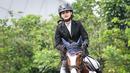Atlet berkuda tim Equinara Horse Sports, Syadza Richella Amorifa beraksi pada nomor Show Jumping 50-70 cm saat ajang Solidarity Equestrian Challange 2022 yang berlangsung di Jakarta International Equestrian Park, Jakarta Timur, Minggu (30/01/2022). (Bola.com/Bagaskara Lazuardi)