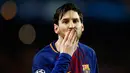 Pemain Barcelona, Lionel Messi merayakan golnya ke gawang Chelsea pada leg kedua babak 16 besar Liga Champions di Stadion Camp Nou, Rabu (14/3). Pada menit ke-20, Messi kembali mengobrak-abrik pertahanan Chelsea dan mengubah skor 2-0. (AP/Manu Fernandez)