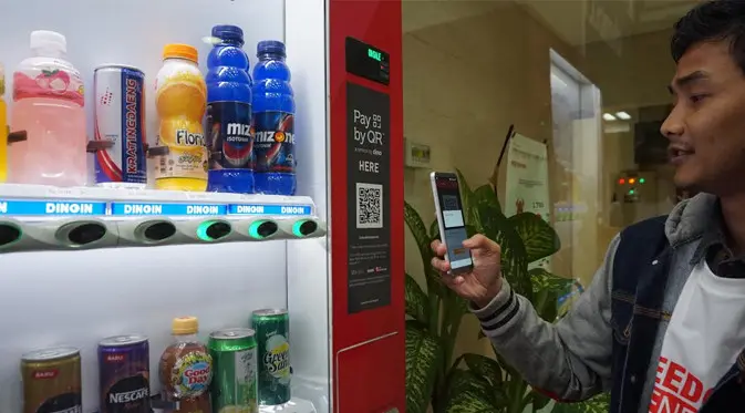 Pembelian di vending machine menggunakan smartphone dengan Dimo Pay. Liputan6.com/Agustin Setyo Wardani. 