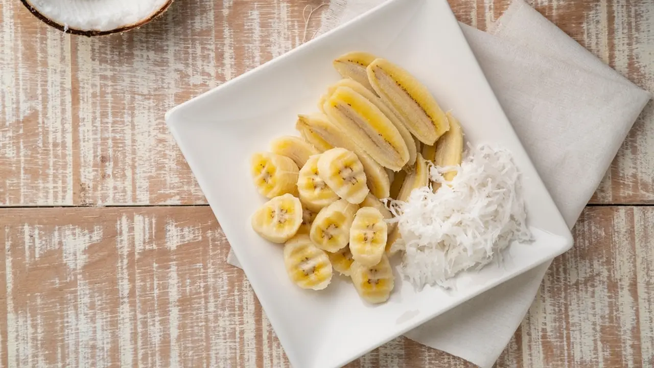 pisang kukus rebus kelapa parut
