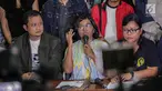 Ketua YLBHI Asfinawati (tengah) menyampaikan keterangan pers di Jakarta, Kamis (7/3). Mereka meminta agar pihak kepolisian membebaskan Robertus Robet karena lagu yang dinyanyikan Robertus tidak bermaksud menghina institusi TNI (Liputan6.com/Faizal Fanani)