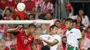 Pemain Singapura U-23, Irfan Fandi Ahmad (kiri), selalu dijaga ketat pemain-pemain Indonesia U-23. (Bola.com/Arief Bagus)