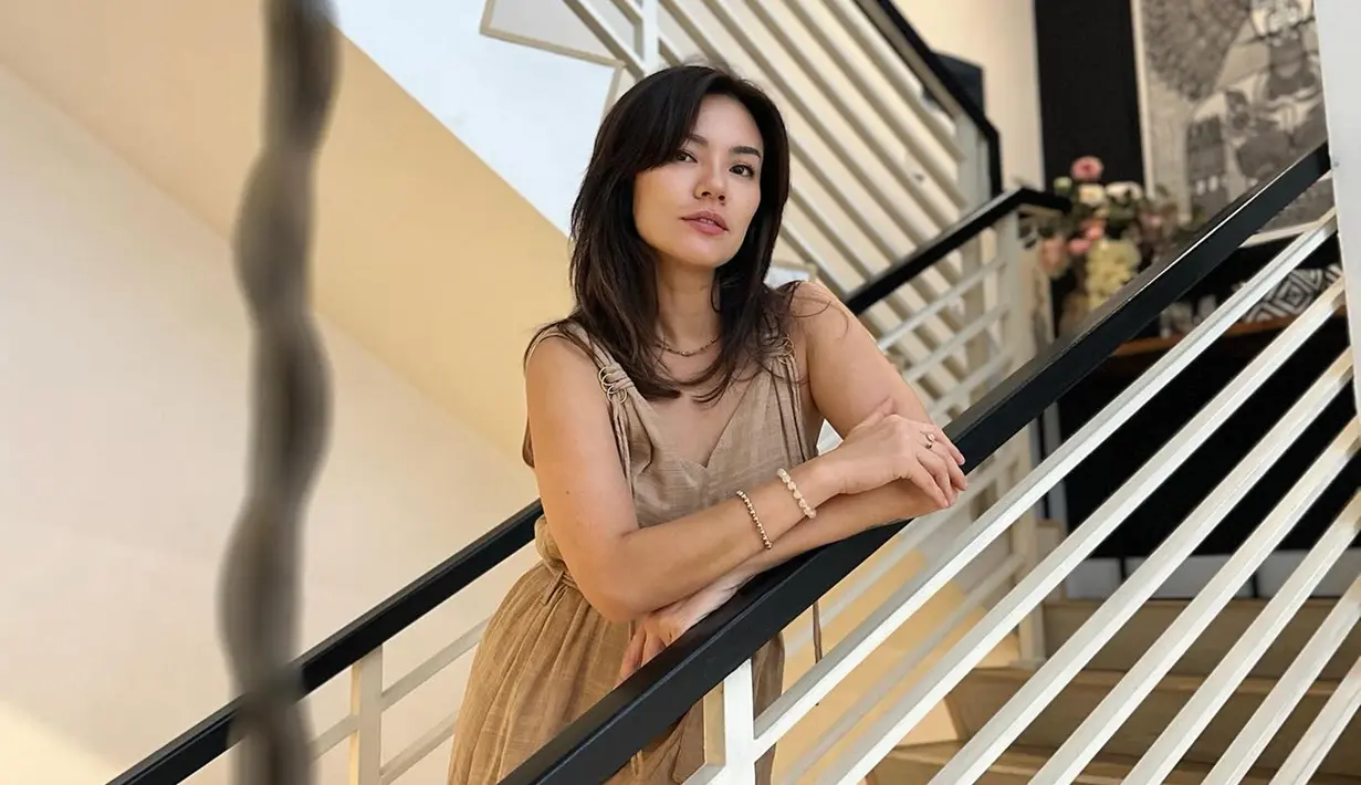 Lama vakum, artis dengan nama lengkap Caroline Ingrid Adita ini diketahui terakhir main sinetron tahun 2016 lalu, sementara main film pada tahun 2017. Meski jarang muncul di layar kaca dan layar lebar, namun artis yang juga dikenal sebagai model, pembawa acara dan penyiar radio ini tetap aktif bagikan aktivitasnya di luar industri hiburan di laman Instagram pribadinya. (Liputan6.com/IG/@aline_adita)