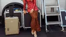 Kebaya pun dipadukan dengan bawahan kain batik coklat yang semakin membuat Andien tampil elegan. Serta kitten heels tertutup di bagian depan warna gold dengan strap.  [@andienaisyah]