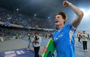 Gelandang Napoli asal Skotlandia #08, Scott McTominay, merayakan kemenangannya dalam pertandingan Serie A Italia antara Napoli dan Cagliari di stadion Diego Armando Maradona di Naples pada Sabtu dini hari WIB (24-5-2025). (Carlo Hermann/AFP)