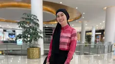 Saat sudah disebut mantap mengenakan hijab, Stevie Agnecya baru-baru ini terlihat tampil tanpa kerudung. Ia juga kerap mengunggah video dan fotonya lepas hijab di media sosial. (Liputan6.com/IG/@steviagnecya).