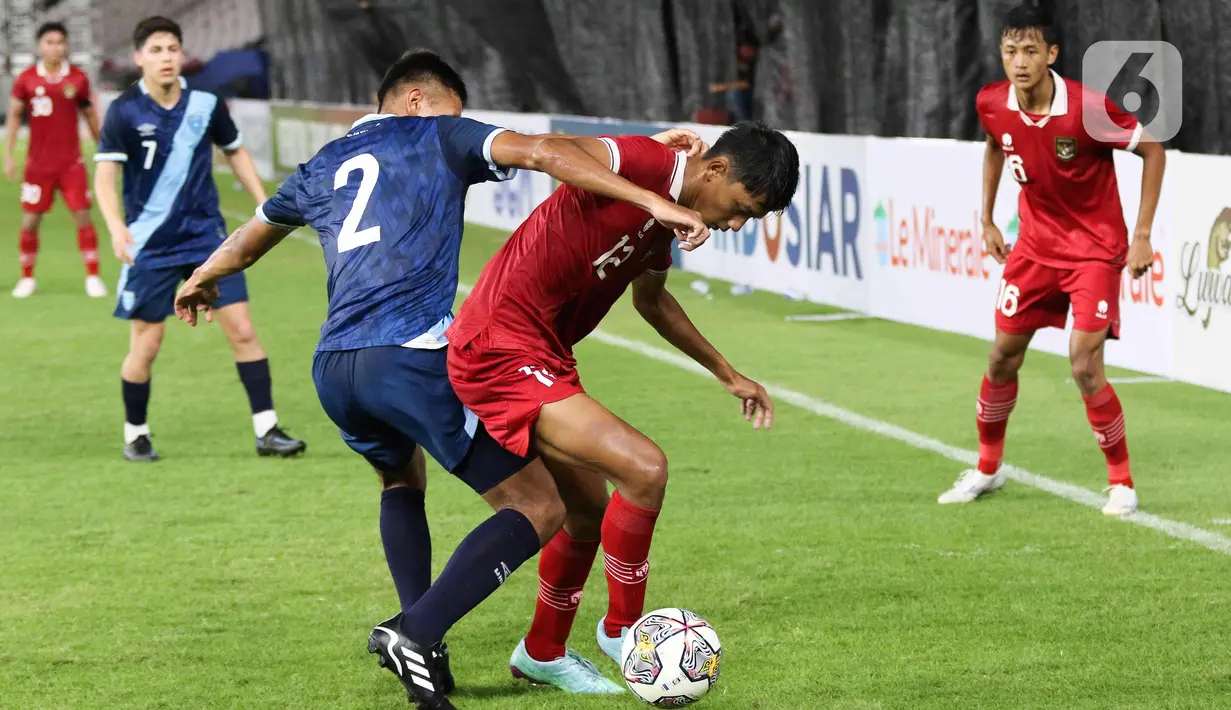 Pemain tengah timnas Indonesia U-20, Achmad Maulana Syarif (keempat kiri) berebut bola dengan bek Guatemala U-20, Julio Fernando Garcia Ramirez pada turnamen mini International Friendly Match di Stadion Utama Gelora Bung Karno, Selasa (21/2/2023). Meski unggul jumlah pemain setelah Julio Garcia Ramirez mendapat kartu kuning kedua yang berujung kartu merah, namun timnas Indonesia tetap harus mengakui keunggulan Guatemala 0-1. (Liputan6.com/Herman Zakharia)