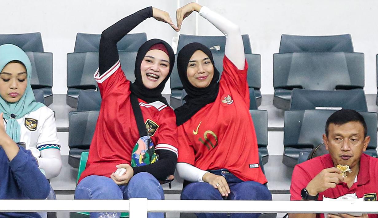 Dua suporter wanita Indonesia ini bergaya dengan membentuk kode cinta sebagai dukungan kepada Timnas Indonesia U-17 saat menghadapi Timnas Panama U-17 pada laga kedua Grup A Piala Dunia U-17 2023 di Stadion Gelora Bung Tomo, Surabaya, Senin (13/11/2023). (Bola.com/Bagaskara Lazuardi)