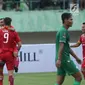 Gelandang Persija, Riko Simanjuntak memeluk Marko Simic saat merayakan gol pada laga kedua Semifinal Piala Presiden 2018 melawan PSMS di Stadion Manahan, Solo, Jawa Tengah, Senin (12/2). Persija unggul 1-0. (Liputan6.com/Helmi Fithriansyah)