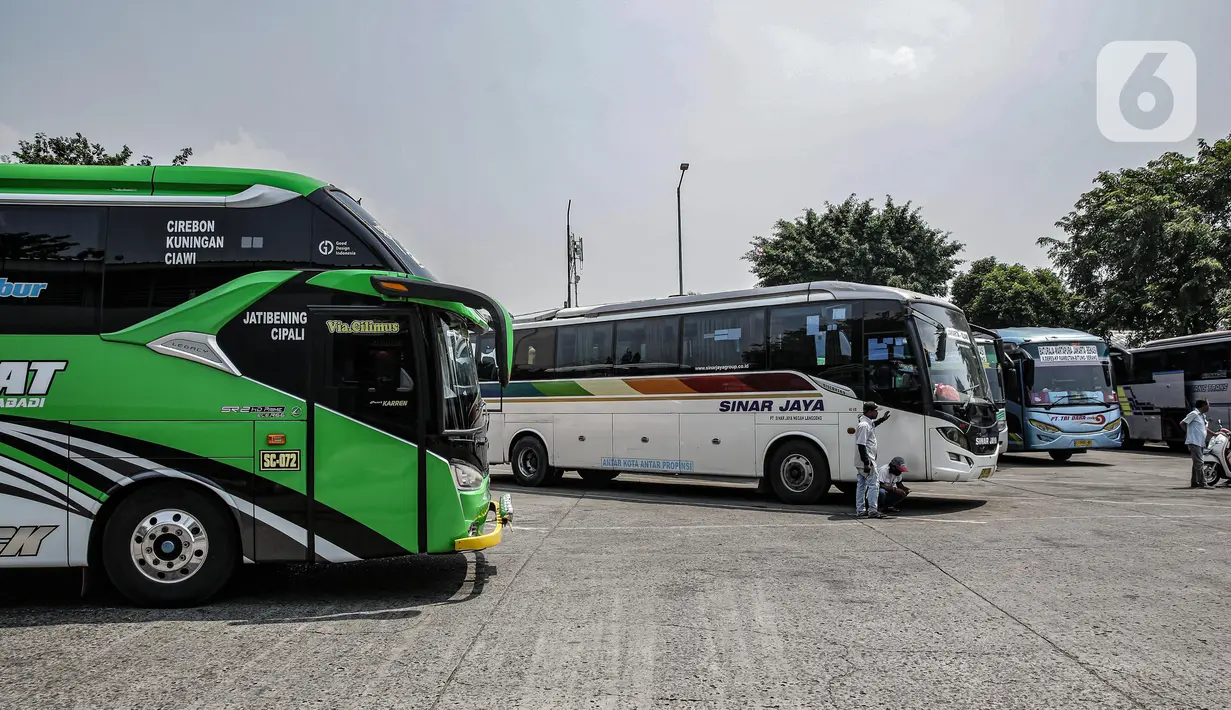 Awak bus menunggu penumpang di Terminal Kalideres, Jakarta, Senin (26/4/2021). Pemerintah memperpanjang masa larangan mudik Lebaran yaitu mulai dari 22 April hingga 24 Mei 2021. (Liputan6.com/Faizal Fanani)