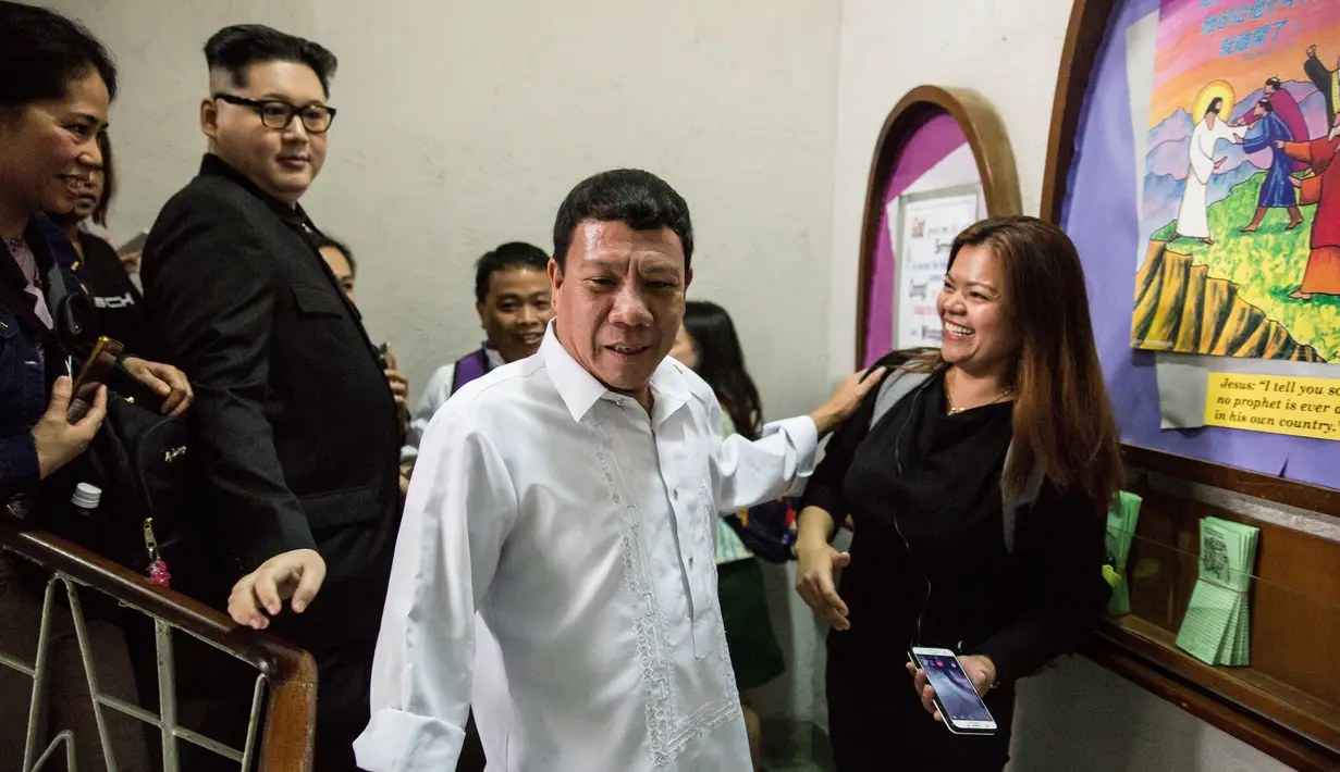 Peniru Presiden Filipina Rodrigo Duterte, Cresencio Extreme ditemani peniru pemimpin Korea Utara Kim Jong Un, Howard X menghadiri kebaktian gereja di Hong Kong, 3 Februari 2019. Kunjungan tak terduga keduanya membuat heboh Hong Kong (ISAAC LAWRENCE/AFP)