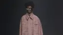 Kain dan tenun tradisional seperti vichy check tweed dan setelan houndstooth, satin tuxedo trim dan striped silk jacquard diubah dengan ribbed sleeves, cable knit ensemble, dan motif rantai O'Lock sebagai monogram yang baru. Foto: Document/FENDI.