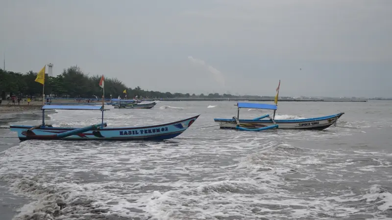 Badai siklon tropis cempaka memicu gelombang tinggi di perairan selatan Jawa dan Samudera Hindia. (Foto: Liputan6.com/Muhamad Ridlo)