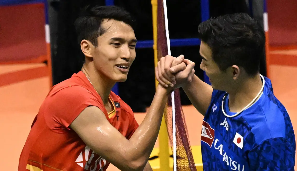Tunggal putra Indonesia, Jonatan Christie (kiri), dan wakil Jepang, Kenta Nishimoto, saling bersalaman setelah pertandingan final Hong Kong Open 2023 yang berlangsung di Hong Kong Coliseum, Minggu (17/9/2023) sore WIB. Pada gim penutupan baik Jojo dan Kenta Nishimoto tak mau menyerah begitu saja. Namun Jojo berhasil menyudahi pertandingan dengan skor 21-18. (AFP/Peter Parks)