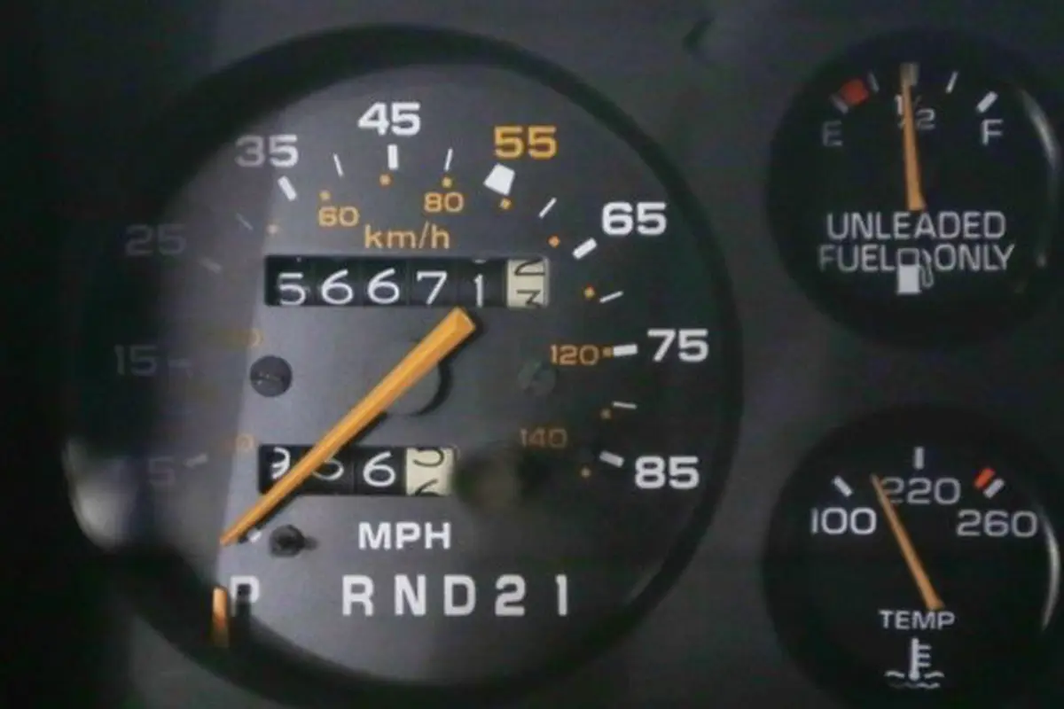 Speedometer Mobil Era 1980-an Cuma Sampai 85 MPH, Ini Alasannya