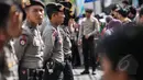 Petugas kepolisian berbaris menjaga jalan yang dilalui Para kepala Negara dan delegasi dari Asia dan Afrika mengikuti 'Historical Walk' dalam rangkaian Peringatan KAA ke-60, di Jalan Asia Afrika, Bandung, Jumat (24/4/2015). (Liputan6.com/Faizal Fanani)