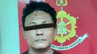 Pecatan Polri berinisial DTK (45) diamankan warga karena memalak sopir angkot di Pangkalan Angkot JakLingko, Stasiun Tanah Abang, Jakarta Pusat. (Liputan6.com/Ady Anugrahadi)