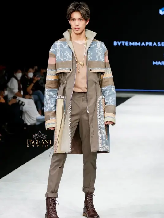 Belum lagi, dalam pagelaran IFW 2022, Eddy Meijer mengejutkan banyak orang dengan penampilannya sebagai model. Mengenakan busana rancangan Temma Prasetio X Bubah Alfian yang bertajuk Enchanting NTT. Foto: Instagram.