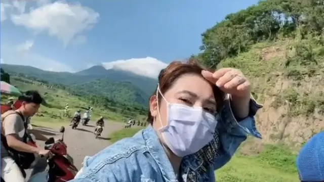5 Momen Liburan Via Vallen ke Ranu Manduro yang Sedang Viral
