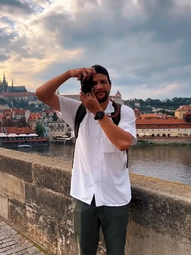 [Fimela] 6 Potret Romantis Stuart Collin dan Kekasih Saat Liburan di Luar Negeri