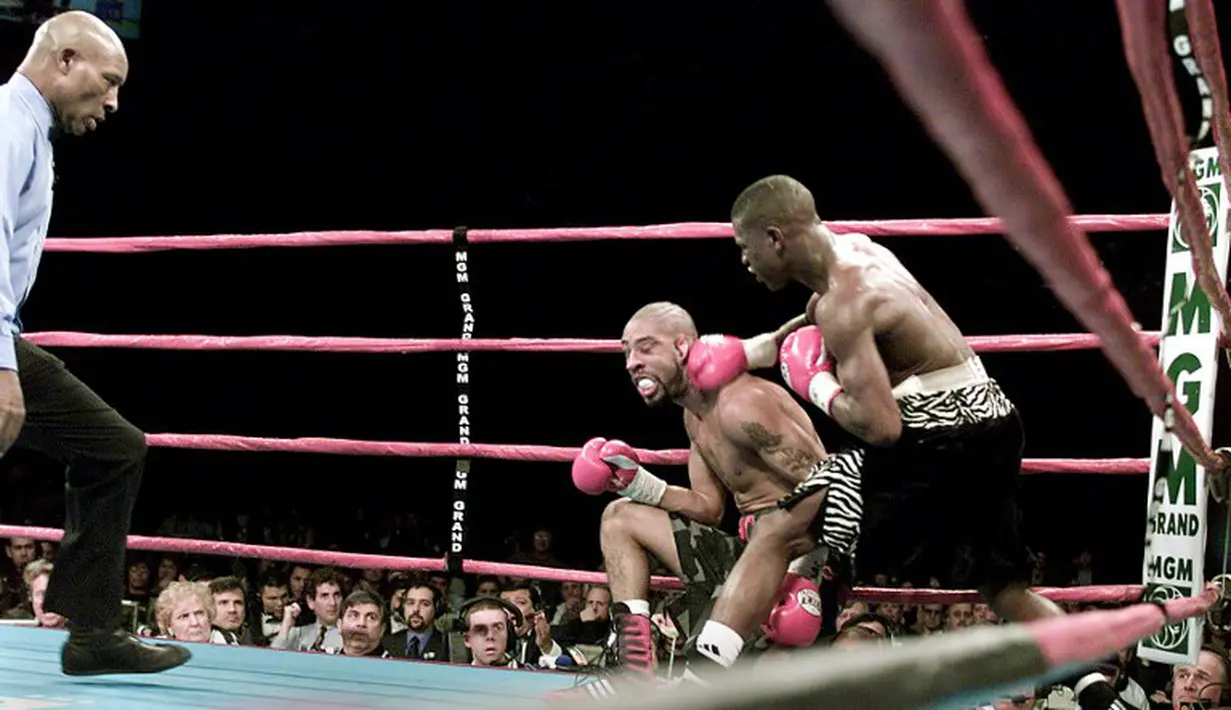 Floyd Mayweather mempertahankan gelar juara dunia Kelas Bulu Super WBC dengan mengalahkan Diego Corrales. 20 Januari 2001. (AFP)