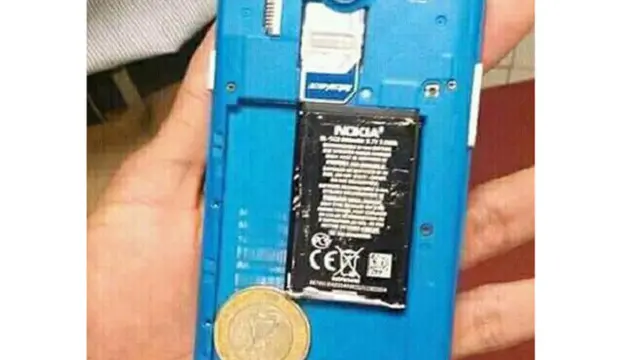 Potret Kocak Orang Indonesia Saat Pakai Ponsel