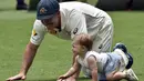 Wakil Kapten tim kriket Australia, David Warner bermain dengan anaknya usai laga melawan Selandia Baru di Brisbane, Australia, Senin (9/11/2015). (AFP Photo/Saeed Khan)