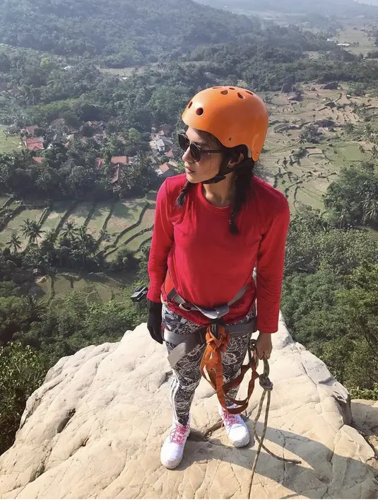 Sebagai presenter olahraga, tentu Dita mencoba berbagai olahraga seperti climbing ini. Saat climbing ia tampak mengenakan long sleeve merah dipadukan dengan legging dan sneakers. Helm dan pengemanan untuk olahraga ini pun ia kenakan.  Dok Instagram @fakhranaaa