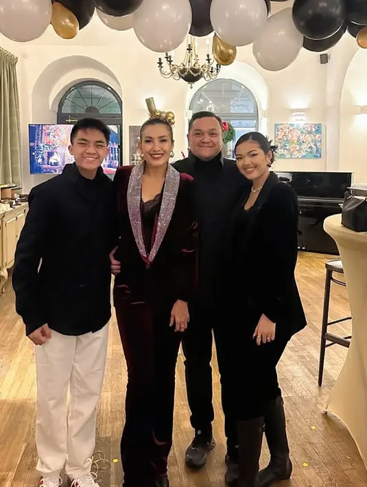 Merayakan tahun baru, Liza tampil glamor dengan blazer maroon berbahan velvet dengan list manik-manik. Putrinya tampil dengan setelan blazer warna hitam. [@lizanataliaofficial]