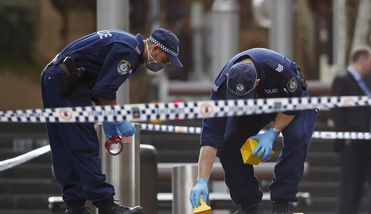 Kepolisian New South Wales melakukan olah TKP di sekitar lokasi penyanderaan di Kafe Lindt, Sidney, Australia (16/12/2014). Tiga orang tewas dan empat terluka dalam penyanderaan yang terjadi selama lebih dari 16 jam di Kafe Lindt. (REUTERS/Jason Reed)
