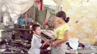 Pasangan ibu anak dari daerah yang dikenal sebagai lumbung padi di Sulsel itu hanya bisa makan nasi berlauk garam jika bantuan datang. (Liputan6.com/Fauzan)