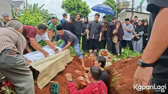 Pemakaman ayah Gilang Dirga. (© KapanLagi.com/Fikri Alfi Rosyadi)