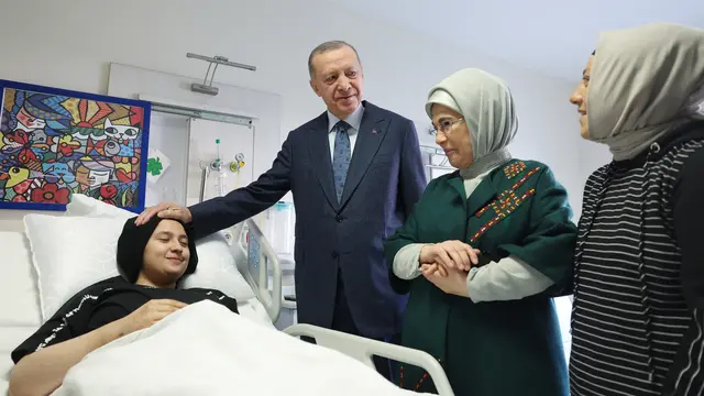 Presiden Erdogan mengunjungi anak-anak gempa di rumah sakit
