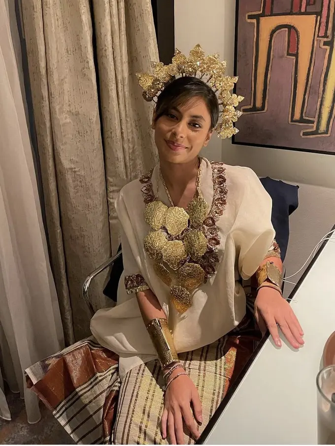Punya Wajah Blasteran, 4 Potret Valerie Thomas Kenakan Pakaian Tradisonal Indonesia dari Baju Bodo Hingga Kebaya Bali