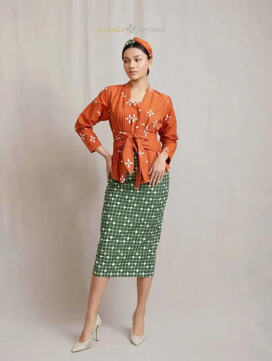Kebaya dari kain batik salah satunya bisa kamu intip dari koleksi Amanda Hartanto Batik ini. Salah satu koleksinya menampilkan motif batik kawung pada kebaya kutubaru yang dilengkapi obi belt. [@amandahartantobatik].