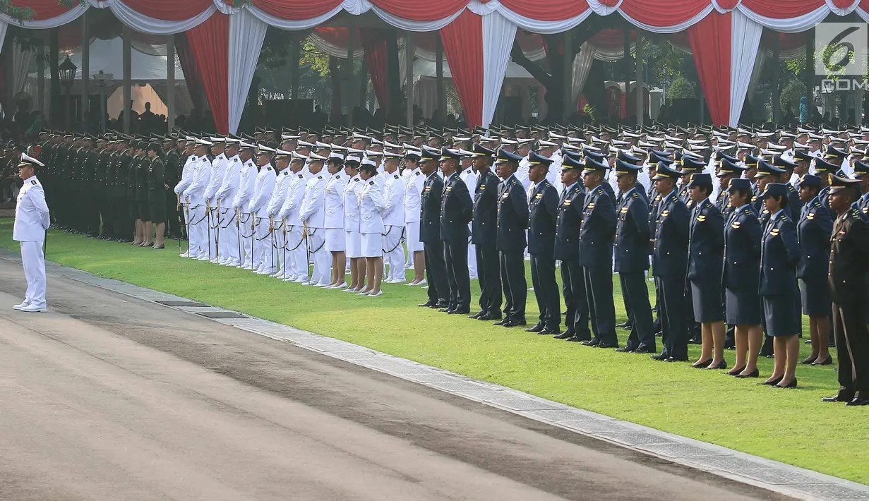 Sejumlah Perwira Remaja (Paja) TNI-Polri mengikuti upacara pelantikan Prasetya Perwira Remaja (Praspa) 2017 di Istana Merdeka, Selasa (25/7). Pelantikan dilakukan langsung oleh Presiden Joko Widodo (Jokowi). (Liputan6.com/Angga Yuniar)
