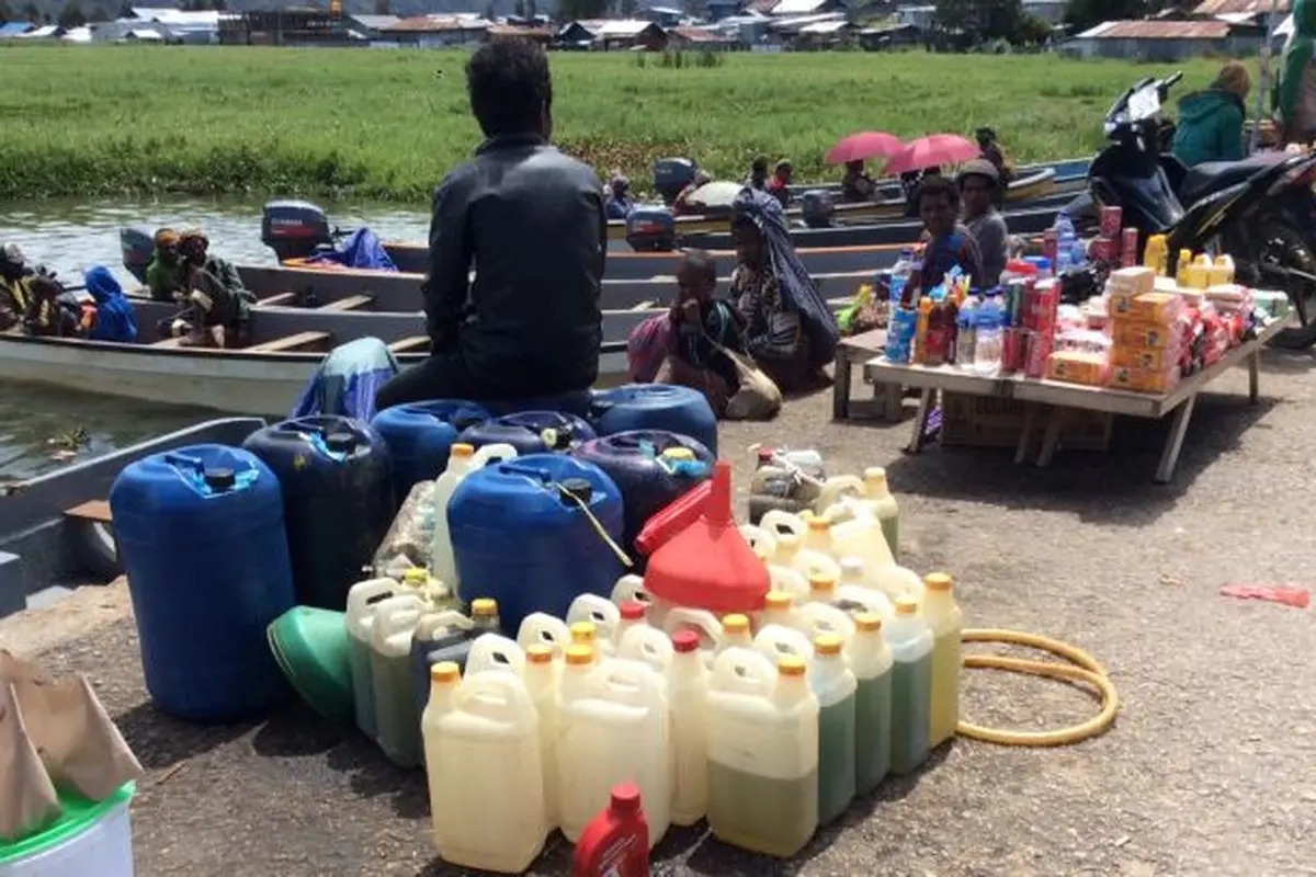 Selama puluhan tahun, kampung yang terletak di pesisir Danau Paniai ini selalu menikmati harga Premium hingga Rp 25 ribu per liter. (Katharina/Liputan6.com)