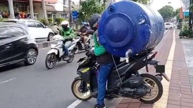 7 Potret Ojol Kirim Barang Berukuran Jumbo Ini Bikin Kasihan