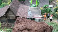Tebing 12 Meter Longsor Timpa 2 Rumah Warga di Situbondo