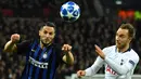 Duel Udara terjadi antara bintang Tottenham Hotspur, Christian Eriksen dengan Danilo D’Amborsio pada laga lanjutan Liga Champions yang berlangsung di stadion Wembley, Inggris, Kamis (29/11). Tottenham Hotspur menang 1-0 atas Inter Milan (AFP/Ben Stansall)