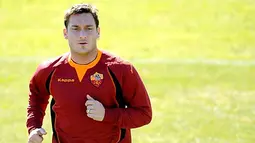 AS Roma's forward Francesco Totti during a training session on the eve of his team's Champions League second leg knockout round match against Arsenal on march 10, 2009 at Trigoria in Rome. AFP PHOTO/ALBERTO PIZZOLI