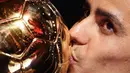 Pemain Manchester City, Rodri mencium trofi Ballon d'Or 2024 pada acara penghargaan yang berlangsung di Theatre du Chatelet, Paris, Selasa (29/10/2024) dini hari WIB. (AFP/Franck Fife)