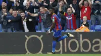 Pemain Crystal Palace, Wilfried Zaha, melakukan selebrasi usai merobek jala Chelsea, pada laga lanjutan Premier League 2017-2018, di Selhurst Park, Sabtu (14/10/2017).  (AFP/Ian Kington)