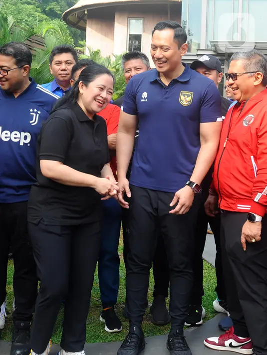 AHY-Puan pun bersalaman, berjabat tangan, dan berbincang-bincang sebentar. (merdeka.com/ Arie Basuki)
