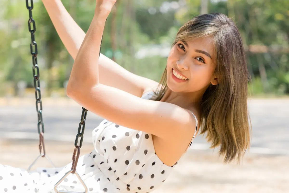 tertawa santai cantik