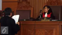 Kuasa hukum RJ Lino, Maqdir Ismail (kiri) menyerahkan surat gugatan praperadilan kepada hakim tunggal Udjiati (kanan) saat sidang praperadilan mantan Direktur Utama Pelindo II RJ Lino di PN Jakarta Selatan, Senin (11/1/2016). (Liputan6.com/Yoppy Renato)